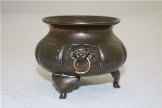 A Japanese or Chinese bronze tripod censer, 18th/19th century, weight 470g, width 12cm